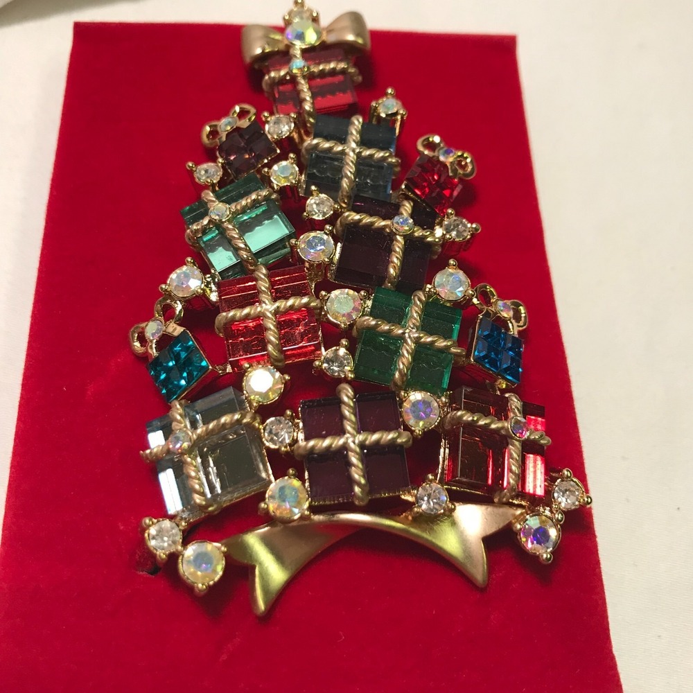Avon 2007 Collectible Christmas Tree Pin 4th Annual